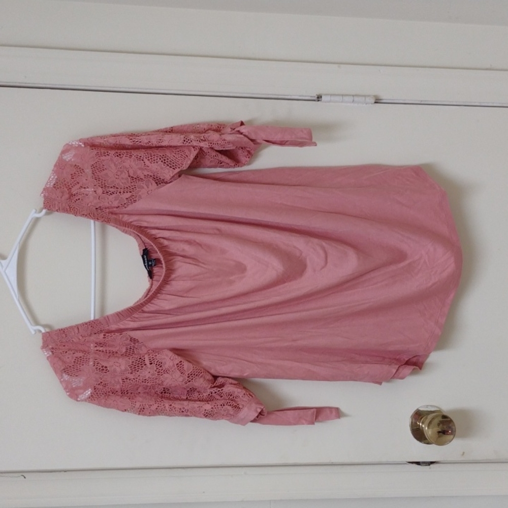 NWT Mauve 3/4 Lace Sleeves with Cute Tie Detail